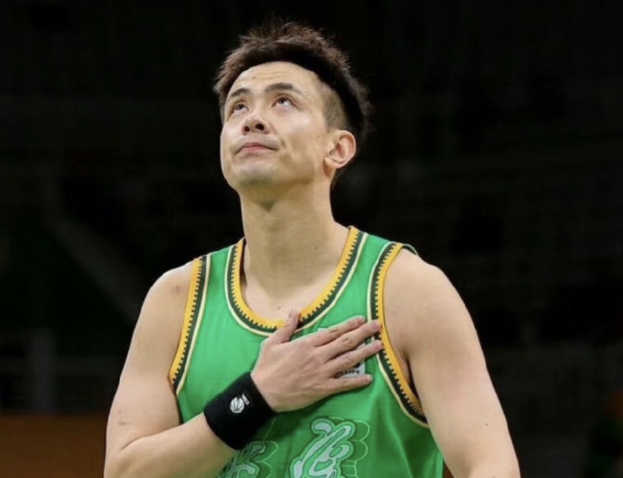 不容易！记者：赵继伟此前伤到腰，一度要吃止痛药才能登场